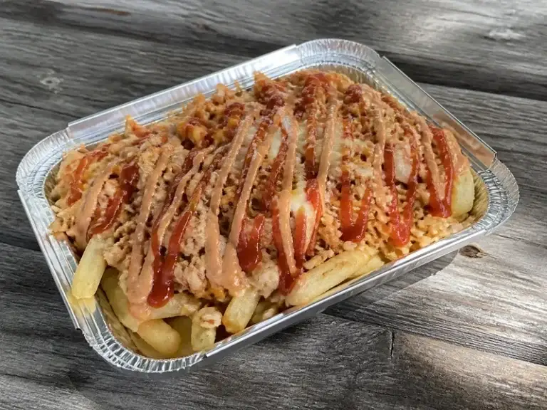Yaroa: fries loaded with seasoned meat, melted cheese, ketchup and pink sauce